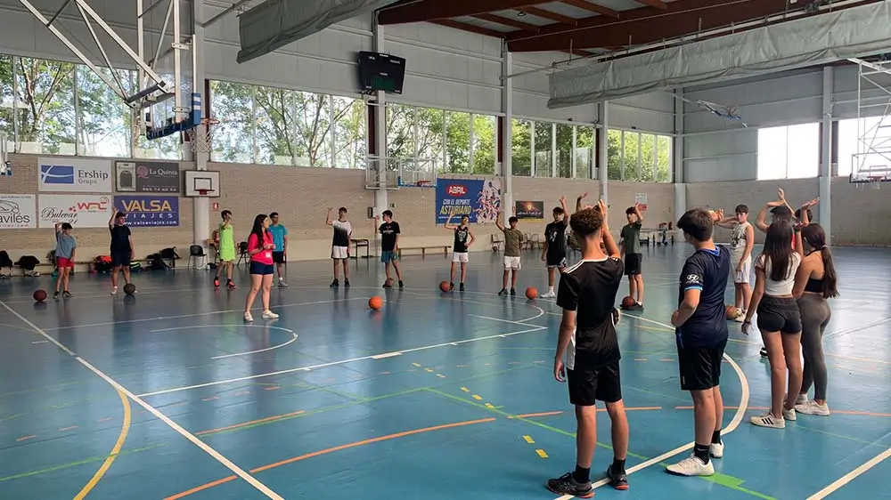 Entraînement de basket-ball dans le gymnase couvert du camp d’anglais the Village