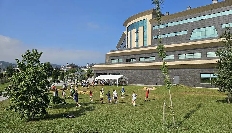 Zona de juegos exterior en el hotel del Campamento de verano en inglés