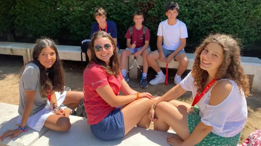 Session with a coach and five participants at the international English camp the Village.