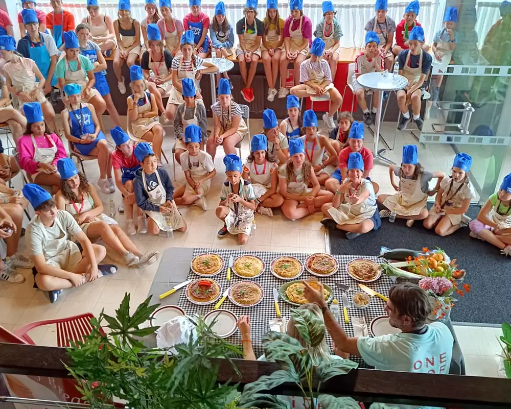 Groupe de jeunes chefs lors d’un concours de cuisine au camp d’anglais the Village