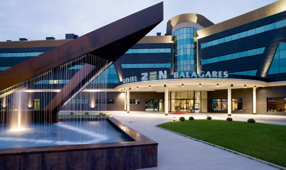 Eingang des Hotels Balagares in Asturien.