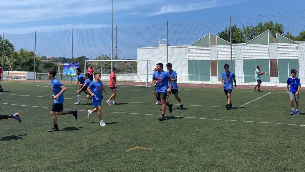 Match de football entre les participants du camp international et leurs coaches.