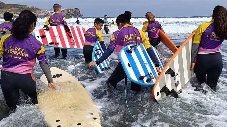 Des jeunes profitent de l’activité surf au camp d’anglais.