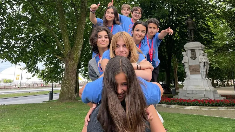De jeunes participants au camp s’amusent dans un parc public.