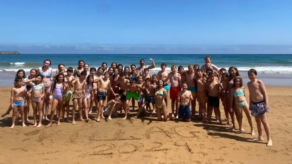 Jeunes sur la plage pendant le camp international d’anglais the Village