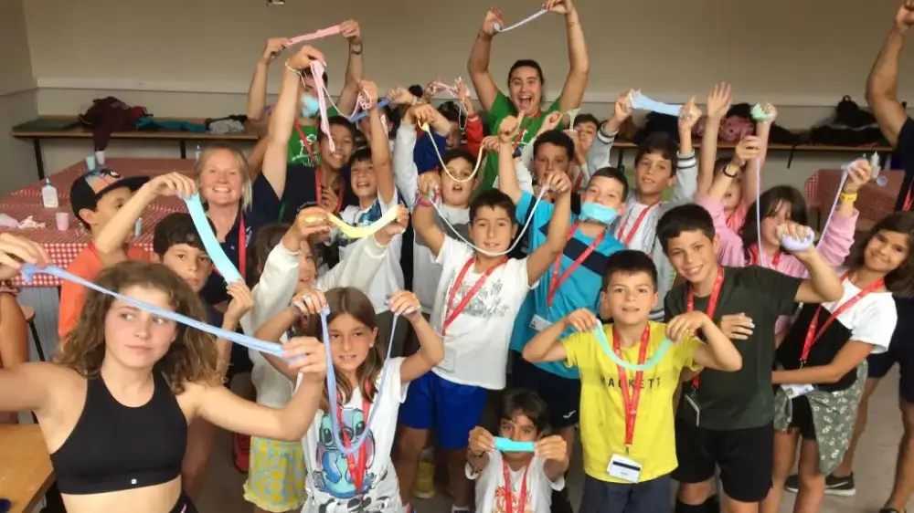 Kinder basteln im Englischcamp the Village