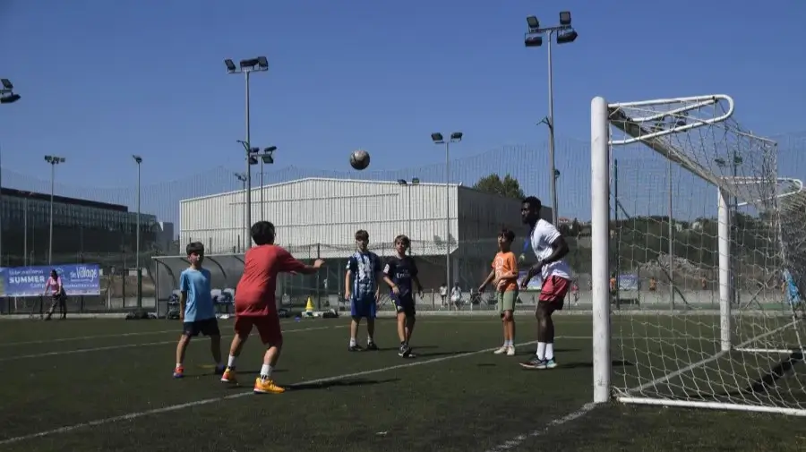 Participantes en el campamento internacional jugando al fútbol