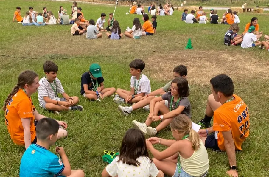 Participants de la colonie internationale interagissant avec des coachs dans un ratio de 1 pour 5.