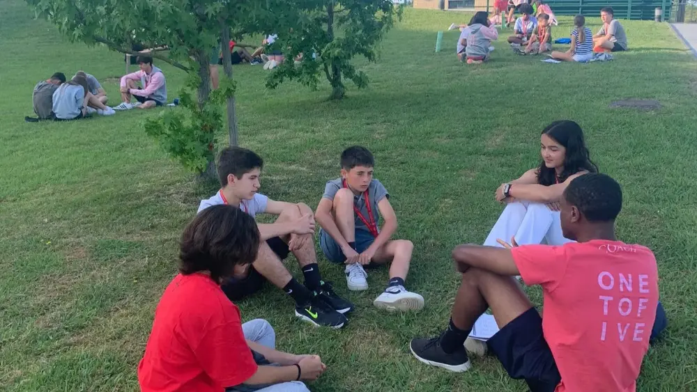 Session one to five avec un coach pour cinq participants au camp d’anglais.