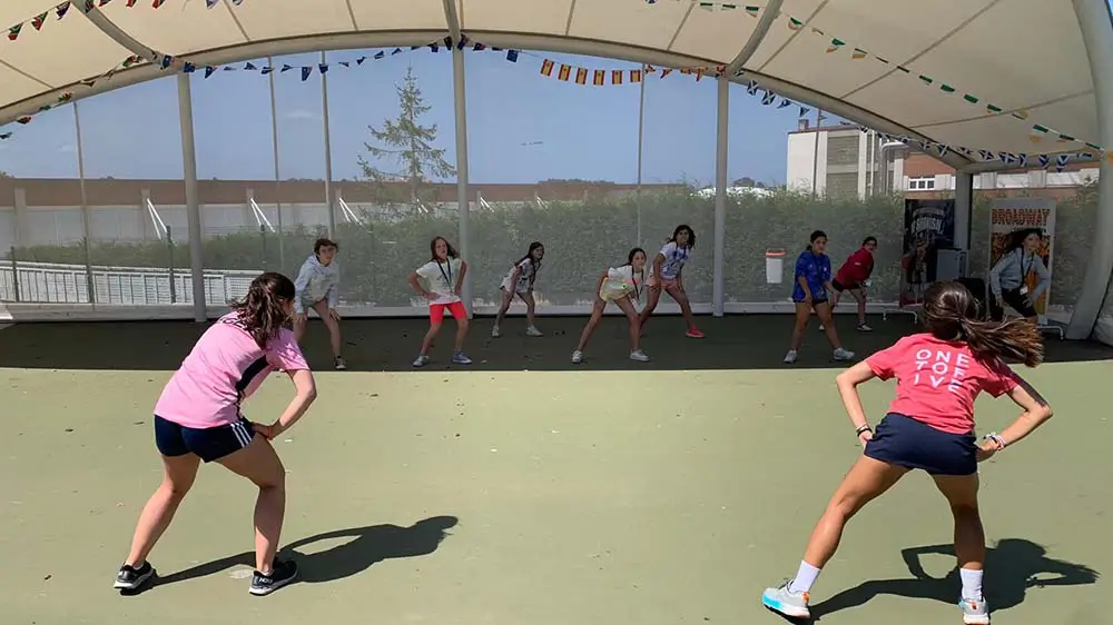 Jeunes participant à un atelier de théâtre et de danse dans un amphithéâtre extérieur au camp d’anglais the Village