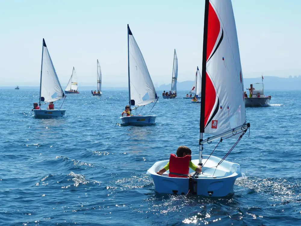 Activité de voile sur la mer Cantabrique au camp d’anglais the Village