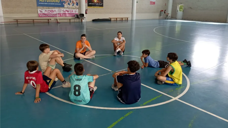 Jungengruppe bei der Basketball-Aktivität im Englischcamp the Village