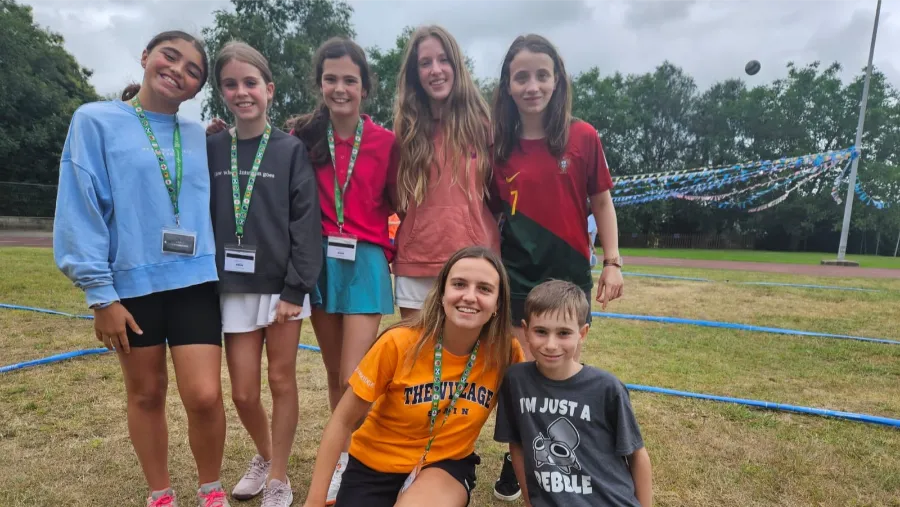 Sechs junge Teilnehmer des internationalen Camps the Village posieren im Freien