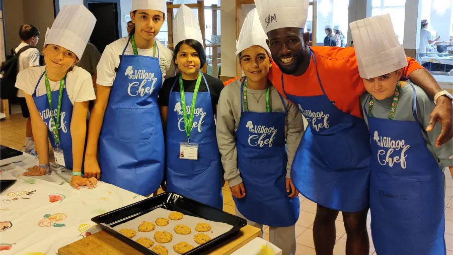 Teilnehmergruppe im internationalen Camp the Village während der Chef-Aktivität