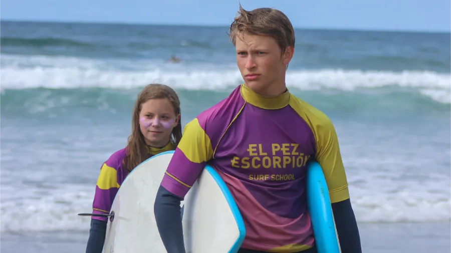 Due ragazzi dopo l'attività di surf sulla spiaggia di Salinas - The Village