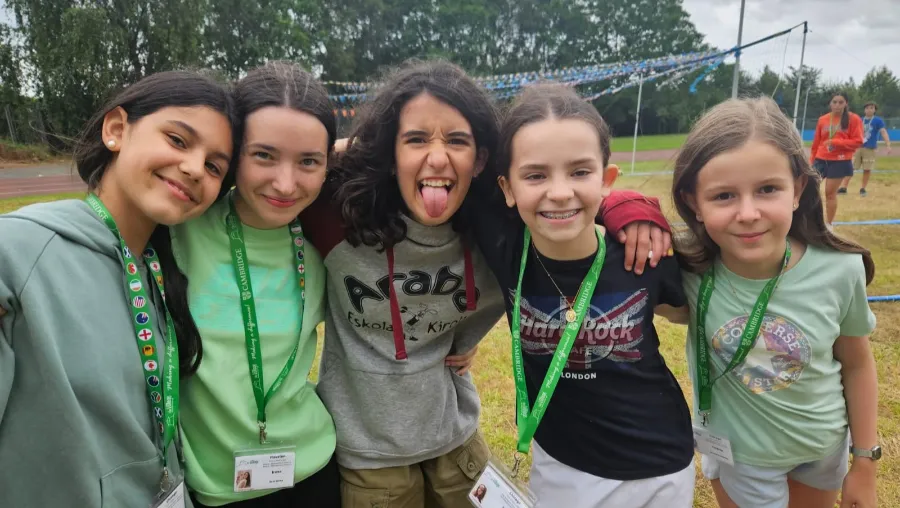 Cinque ragazze al campo internazionale di inglese The Village