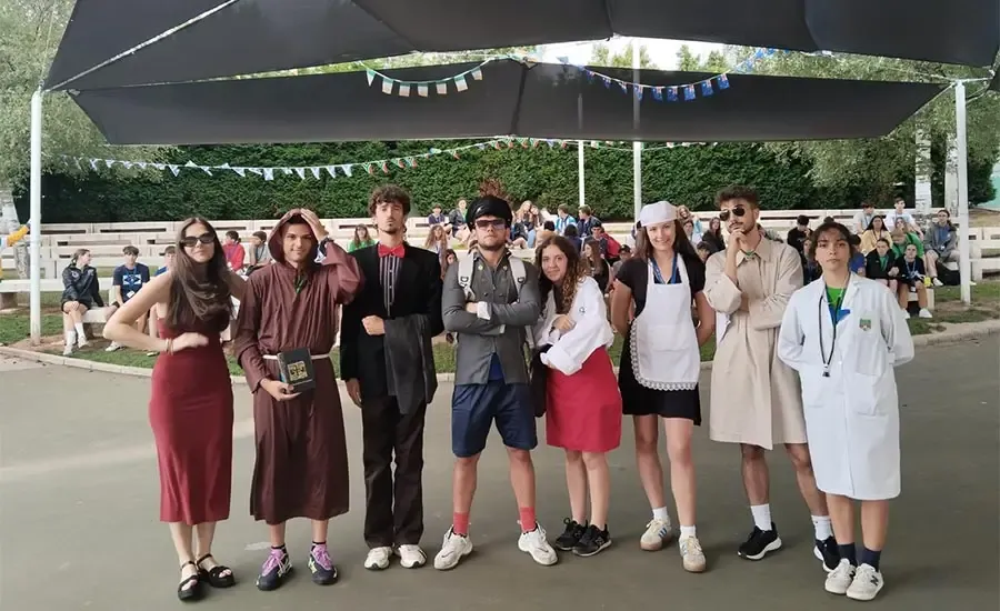 Grupo de coaches del campamento internacional disfrazados en la actividad Human Cluedo
