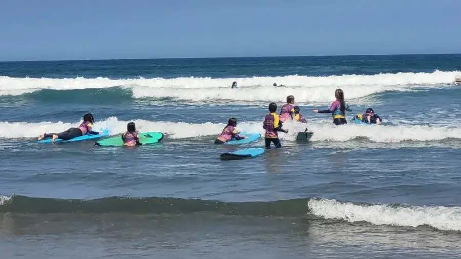Bambini che si divertono nell’attività di Surfing al campo estivo di inglese the Village in Asturias