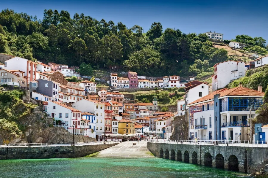 Población de Cudillero, uno de los pueblos más bonitos del norte de España