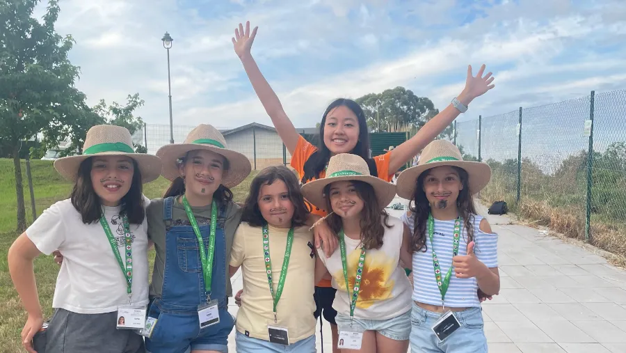 Groupe de filles du programme Kids devant l’hôtel au camp d’anglais international The Village