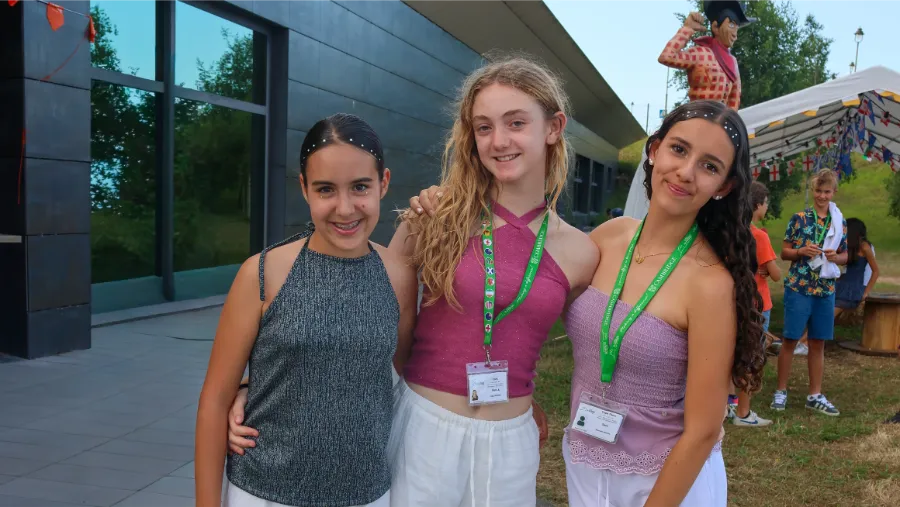 Tres chicas en el hotel Balagares, sede del Campamento the Village