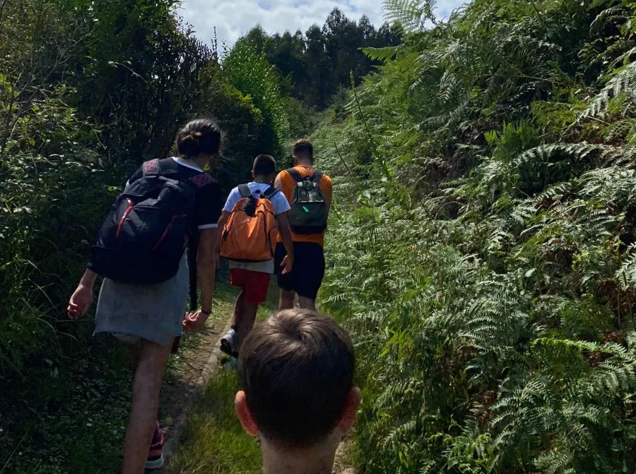 Journée de randonnée sur un sentier naturel au camp d’anglais international The Village