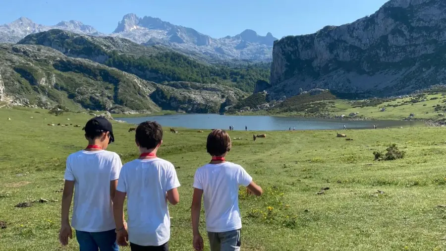 Jóvenes frente a un lago en una excursión en el campamento en inglés the Village
