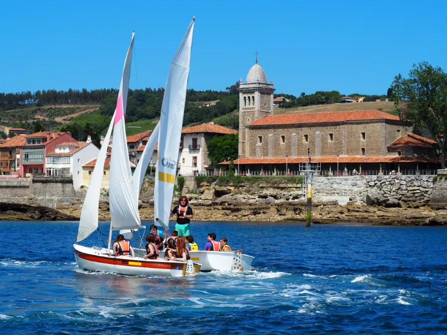 Grupo de participantes en la actividad de Vela en el campamento internacional the Village