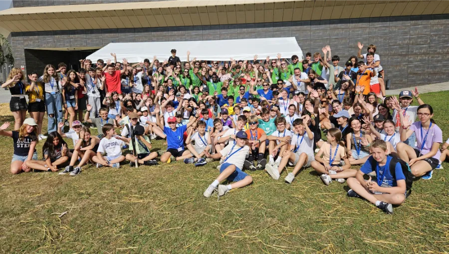 Gruppo di ragazzi saluta insieme ai coach fuori dall'hotel a the Village