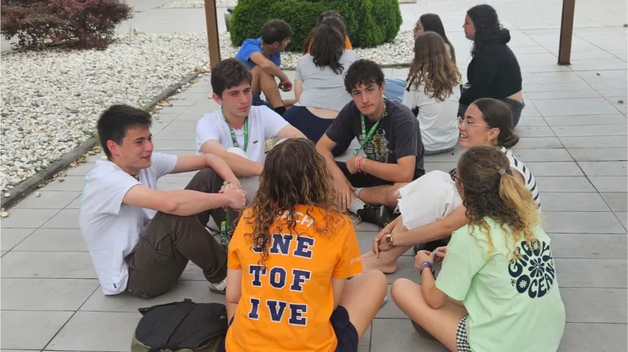 Grupo de 5 adolescentes en una sesión uno a cinco con su coach internacional