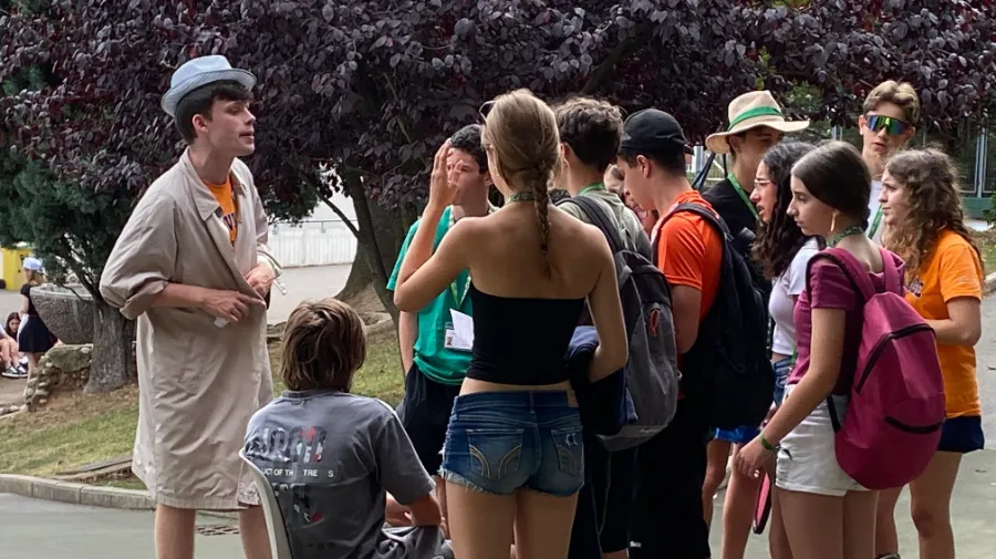 Groupe d'adolescents lors d'une activité Cluedo - the Village Summer Camp