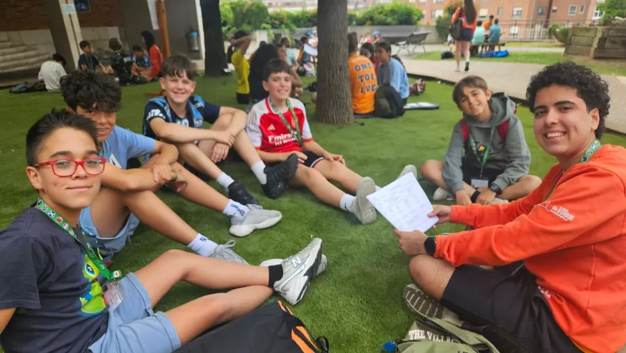 Grupos de jóvenes participantes en el Campamento de verano en inglés the Village en una sesión one to five