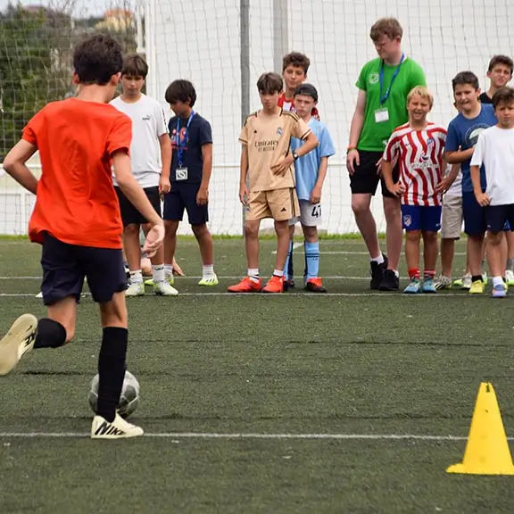 Teilnehmer der Fußball-Aktivität mit ihrem internationalen Coach im Sommerlager in Spanien