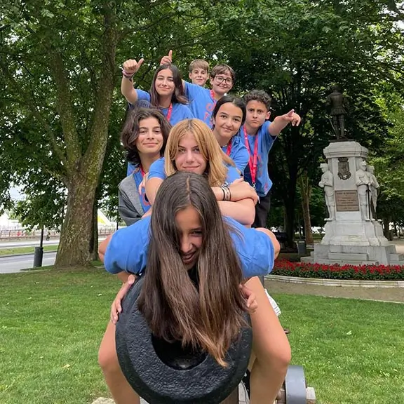 Gruppe von Kindern beim Besuch des historischen Zentrums von Avilés während des Sommerlagers in Spanien