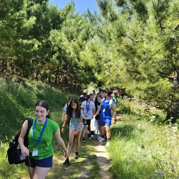 Ausflug in einen Wald in Nordspanien während des internationalen Sommerlagers