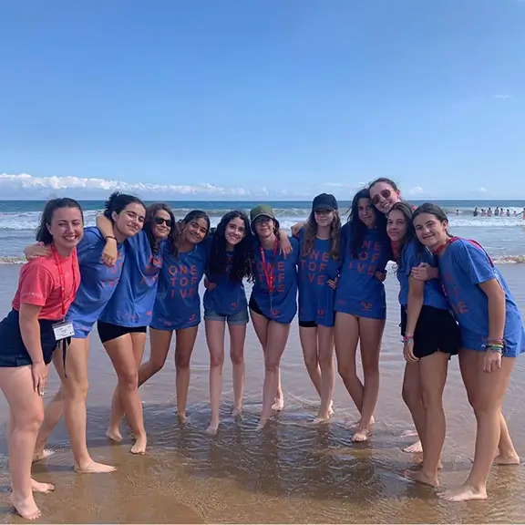 Gruppe von Teilnehmern des Englischlagers mit ihren internationalen Coaches an einem Strand in Asturien