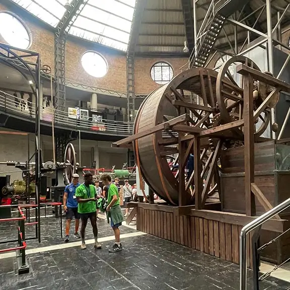 Jugendliche Teilnehmer des Sommerlagers bei einem Museumsbesuch in Asturien