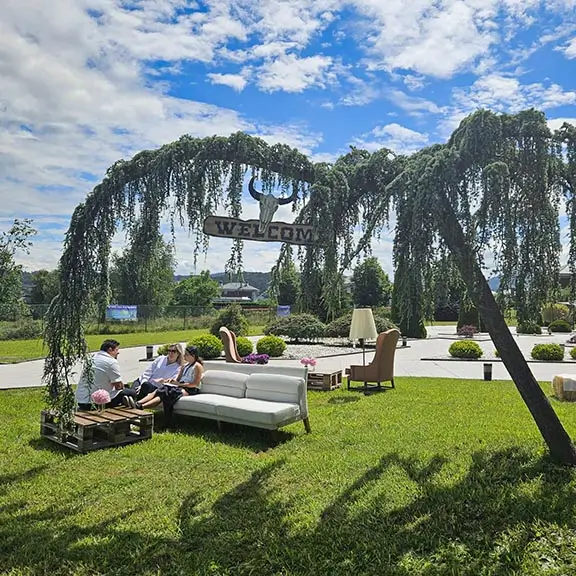 Außenbereich des Hotels Zen Balagares, Unterkunft des Sommerlagers