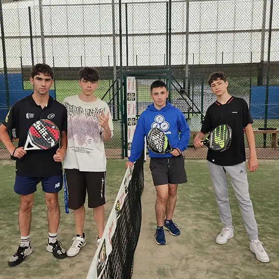 Teilnehmer spielen Padel in der überdachten Halle des Sommerlagers