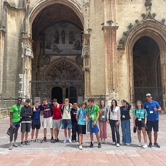 Teilnehmer des internationalen Sommerlagers vor der Kathedrale von Oviedo