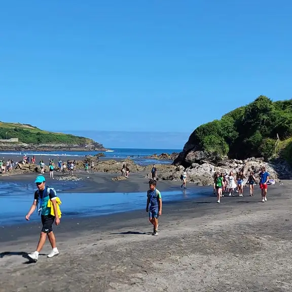 Wanderung der Teilnehmer des Englischlagers entlang eines Strandes in Asturien