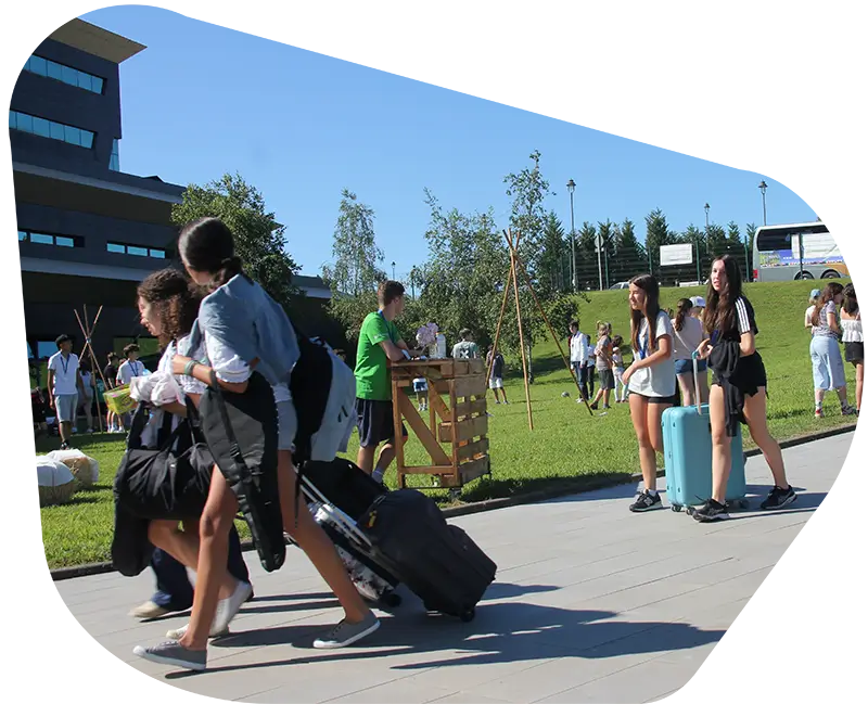 Jugendliche bei ihrer Ankunft im englischen Sommercamp the Village