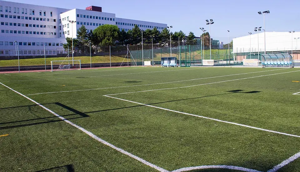 Kunstrasen-Fußballplatz im sommercamp in spanien