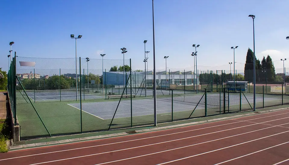 Leichtathletikbahn und Tennisplätze im Sommercamp in Spanien