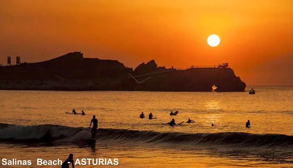 Sonnenuntergang am Strand von Salinas in Asturien