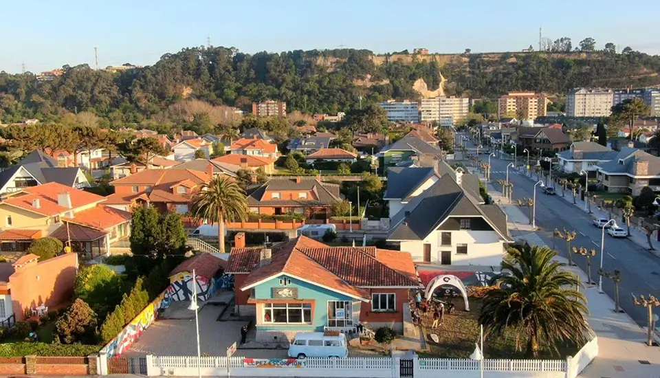 Luftaufnahme von Salinas mit dem Surf House im Vordergrund für das Englisch-Sommerlager