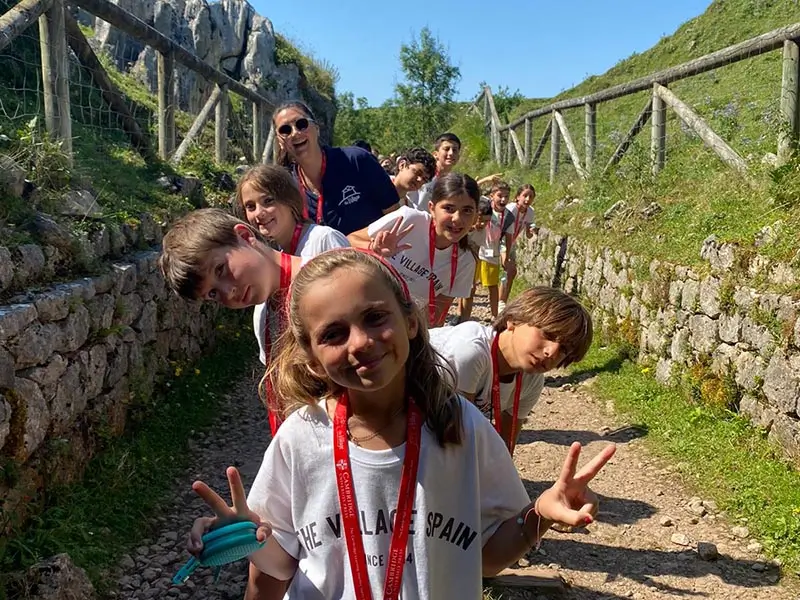 Kinder aus dem sommercamp für kinder in spanien genießen einen Ausflug in die Berge von Asturien