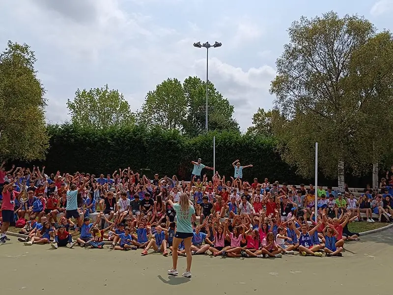 Internationale Coaches animieren die Teilnehmer während einer Tanzaktivität im Englisch Sommercamp in Spanien