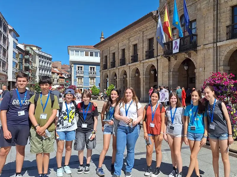 Eine Gruppe von Teilnehmern des Englisch Sommercamp in Spanien bei einem kulturellen Besuch im historischen Zentrum von Avilés