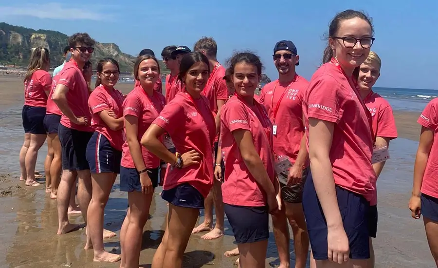 Eine Gruppe von Coaches des Englischlagers the Village bei Aktivitäten am Strand von Salinas